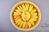 Фото приготовления рецепта: Яблочный пирог со сливочной заливкой - шаг №14