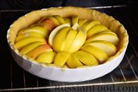 Фото приготовления рецепта: Яблочный пирог со сливочной заливкой - шаг №15