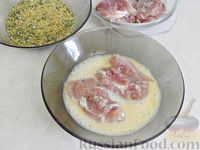 Фото приготовления рецепта: Запечённная курица в панировке из тыквенных семечек - шаг №6