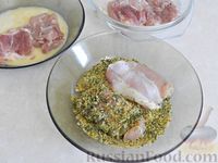 Фото приготовления рецепта: Запечённная курица в панировке из тыквенных семечек - шаг №7
