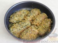 Фото приготовления рецепта: Запечённная курица в панировке из тыквенных семечек - шаг №8