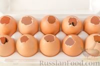 Фото приготовления рецепта: Холодная закуска «Яйца Фаберже» (заливное в яичной скорлупе) - шаг №13