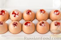 Фото приготовления рецепта: Холодная закуска «Яйца Фаберже» (заливное в яичной скорлупе) - шаг №15