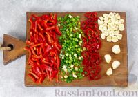 Фото приготовления рецепта: Острая маринованная капуста с овощами и лаймом - шаг №3