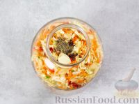 Фото приготовления рецепта: Острая маринованная капуста с овощами и лаймом - шаг №6