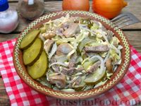 Фото к рецепту: Мясной салат с шампиньонами, сыром и солёными огурцами