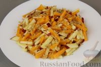 Фото приготовления рецепта: Салат из тыквы с яблоками, медом и орехами - шаг №7