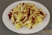 Фото приготовления рецепта: Салат из тыквы с яблоками, медом и орехами - шаг №2