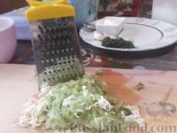 Фото приготовления рецепта: Намазка из плавленого сыра с огурцом и чесноком - шаг №4