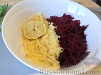 Фото приготовления рецепта: Салат из свеклы с лимонным соком - шаг №5