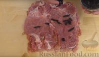 Фото приготовления рецепта: Мясной рулет с черносливом (из двух видов мяса) - шаг №6