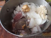 Фото приготовления рецепта: Свинина, запечённая с квашеной капустой и сладким перцем - шаг №5