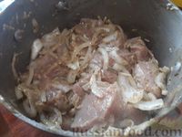 Фото приготовления рецепта: Свинина, запечённая с квашеной капустой и сладким перцем - шаг №6