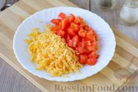 Фото приготовления рецепта: Яичница на лаваше, с сыром и помидорами - шаг №5