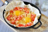 Фото приготовления рецепта: Яичница на лаваше, с сыром и помидорами - шаг №7
