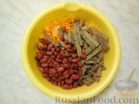 Фото приготовления рецепта: Салат с тунцом, овощами и яйцами - шаг №9