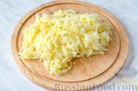 Фото приготовления рецепта: Слоёный салат с копчёной курицей, овощами, сыром и орехами - шаг №8