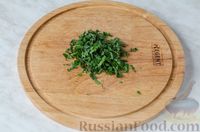 Фото приготовления рецепта: Слоёный салат с копчёной курицей, овощами, сыром и орехами - шаг №20