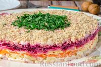 Фото приготовления рецепта: Слоёный салат с копчёной курицей, овощами, сыром и орехами - шаг №22