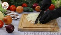 Фото приготовления рецепта: Макароны с тушёнкой и яичницей - шаг №2