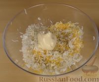 Фото приготовления рецепта: Рисовые шарики со шпротами, яйцами и крабовыми палочками - шаг №4