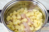 Фото приготовления рецепта: Сырный суп с лисичками и курицей - шаг №4