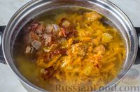 Фото приготовления рецепта: Сырный суп с лисичками и курицей - шаг №12