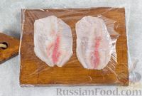 Фото приготовления рецепта: Рыбные рулеты с помидорами и сыром, запечённые в фольге - шаг №2