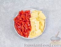Фото приготовления рецепта: Рыбные рулеты с помидорами и сыром, запечённые в фольге - шаг №3