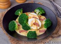 Фото к рецепту: Брокколи с горчично-сливочным соусом, варёными яйцами и беконом
