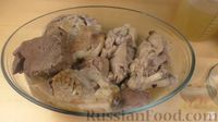 Фото приготовления рецепта: Слоёное заливное из свинины и говядины, со сливками - шаг №3