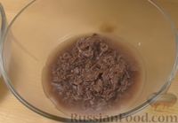 Фото приготовления рецепта: Слоёное заливное из свинины и говядины, со сливками - шаг №11