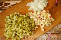 Фото приготовления рецепта: Оливье с крабовыми палочками и яблоком - шаг №8