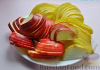 Фото приготовления рецепта: Яблочно-грушевый крамбл с мёдом и орехами - шаг №8