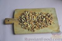 Фото приготовления рецепта: Яблочно-грушевый крамбл с мёдом и орехами - шаг №9