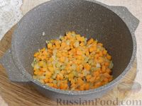 Фото приготовления рецепта: Куриный суп с цветной капустой, репой и помидором - шаг №5