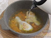 Фото приготовления рецепта: Куриный суп с цветной капустой, репой и помидором - шаг №7