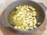 Фото приготовления рецепта: Куриный суп с цветной капустой, репой и помидором - шаг №8