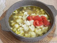 Фото приготовления рецепта: Куриный суп с цветной капустой, репой и помидором - шаг №9