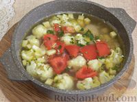Фото приготовления рецепта: Куриный суп с цветной капустой, репой и помидором - шаг №10