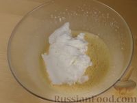 Фото приготовления рецепта: Закусочный рулет с курицей и сыром - шаг №4