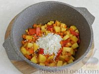 Фото приготовления рецепта: Суп-рагу с фрикадельками, рисом и овощами - шаг №9