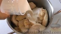 Фото приготовления рецепта: Куриное филе, тушенное в сливках - шаг №5