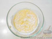 Фото приготовления рецепта: Яичные блинчики с начинкой из курицы, грибов и сыра - шаг №8