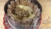 Фото приготовления рецепта: Закусочный торт из котлет, картофельного пюре и грибов - шаг №11