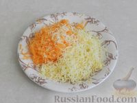 Фото приготовления рецепта: Картофельные котлеты с крабовыми палочками, морковью и сыром - шаг №4