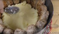 Фото приготовления рецепта: Закусочный торт из котлет, картофельного пюре и грибов - шаг №10