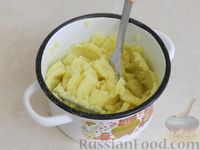 Фото приготовления рецепта: Картофельные котлеты с крабовыми палочками, морковью и сыром - шаг №3