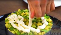Фото приготовления рецепта: Слоёный салат "Филадельфия", или Ленивые суши - шаг №16