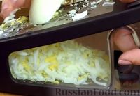 Фото приготовления рецепта: Разноцветные закусочные шарики из овощей, курицы, яиц и сыра - шаг №6